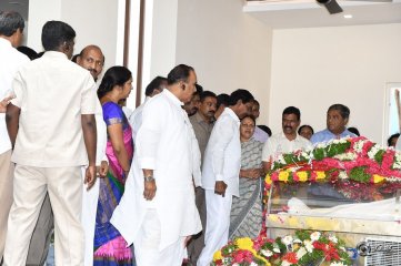 Celebs Pay Condolences to C Narayana Reddy
